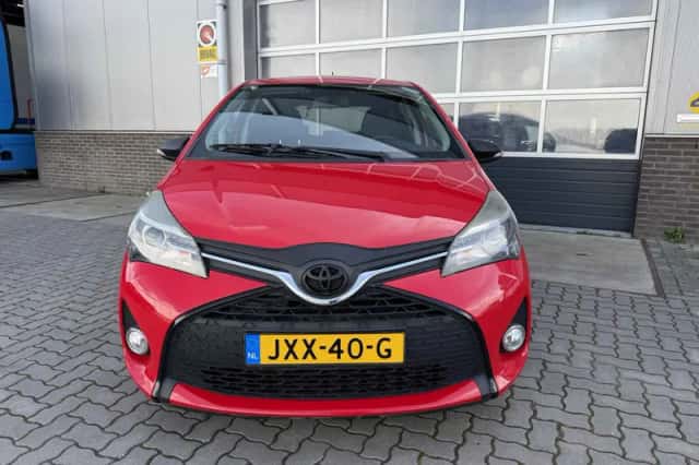 Toyota Yaris (2015) thumbnail 3