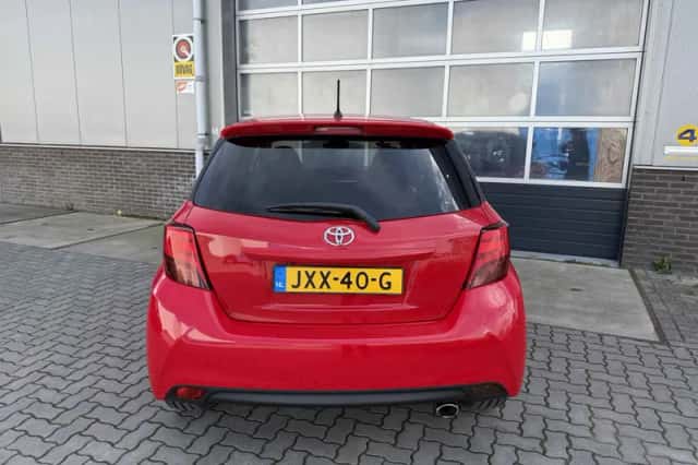 Toyota Yaris (2015) thumbnail 4