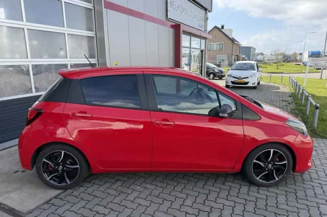 Toyota Yaris (2015) thumbnail 5