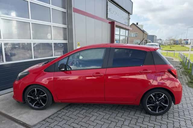 Toyota Yaris (2015) thumbnail 6