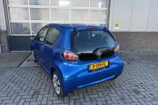 Toyota Aygo (2010) thumbnail 2