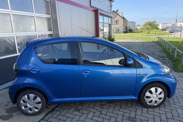 Toyota Aygo (2010) thumbnail 5