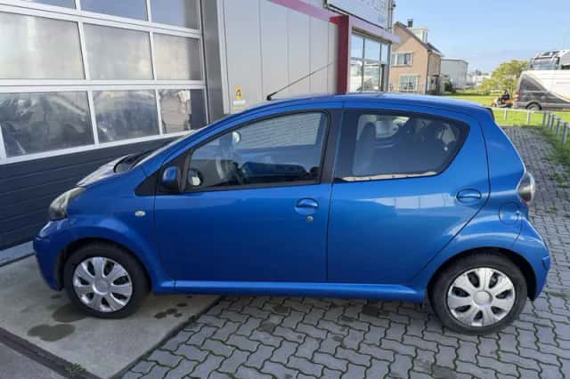 Toyota Aygo (2010) thumbnail 6