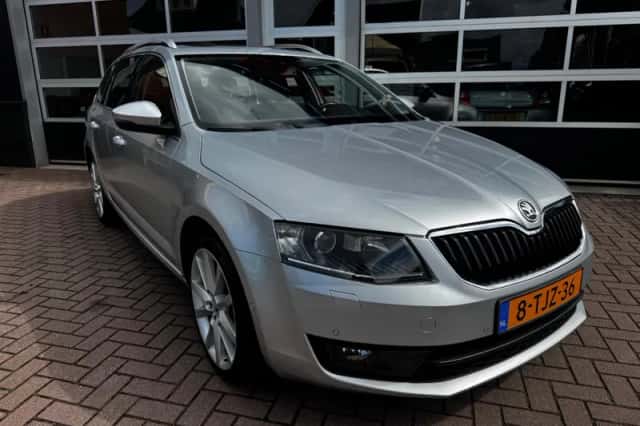 Škoda Octavia (2014) thumbnail 3