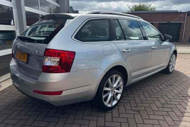 Škoda Octavia (2014) thumbnail 5