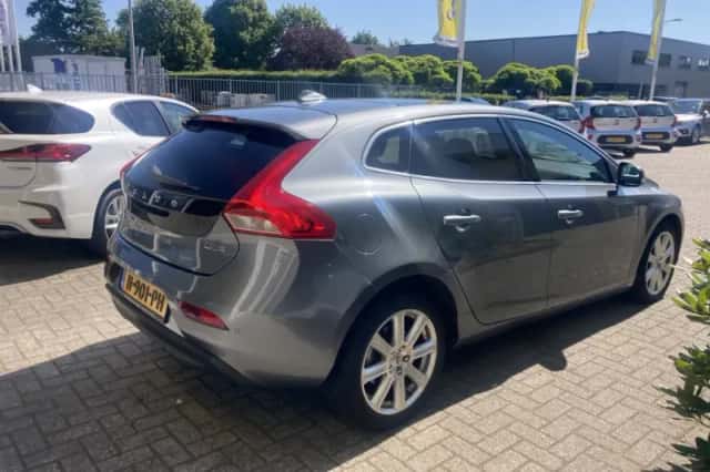 Volvo V40 (2018) thumbnail 3
