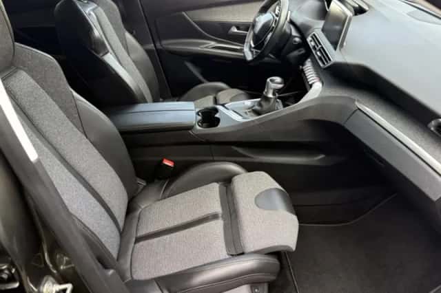 Peugeot 3008 (2017) thumbnail 6