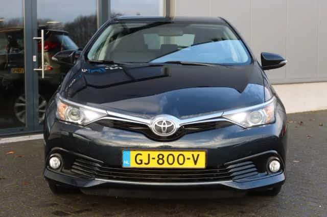 Toyota Auris (2015) thumbnail 2
