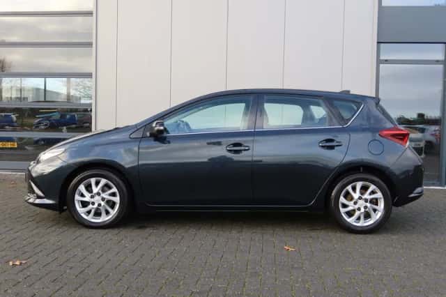 Toyota Auris (2015) thumbnail 3