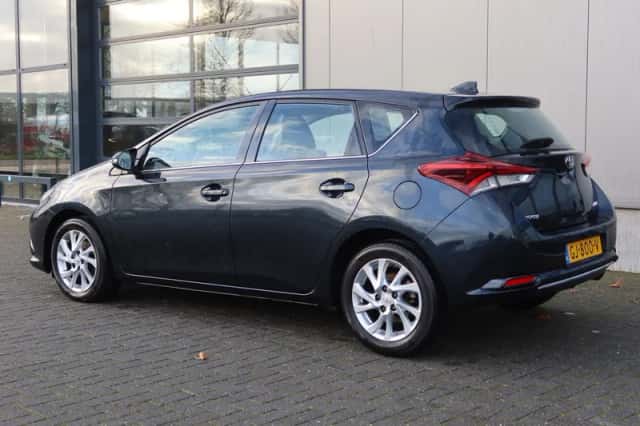 Toyota Auris (2015) thumbnail 4