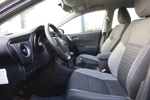Toyota Auris (2015) thumbnail 5