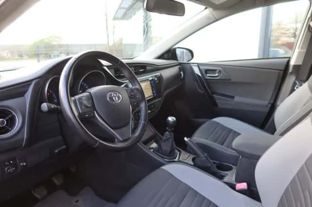 Toyota Auris (2015) thumbnail 6