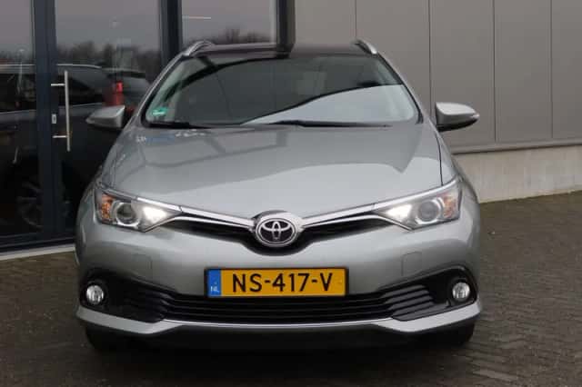 Toyota Auris (2017) thumbnail 2