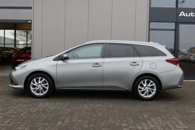Toyota Auris (2017) thumbnail 3
