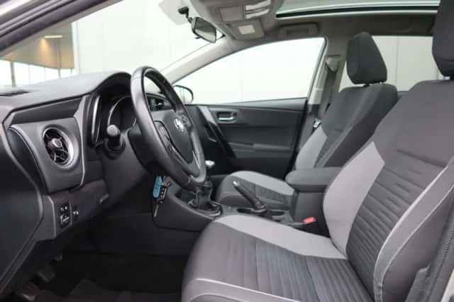 Toyota Auris (2017) thumbnail 5