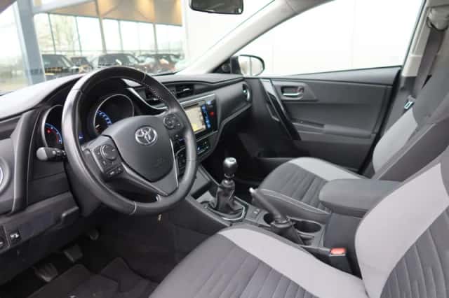 Toyota Auris (2017) thumbnail 6