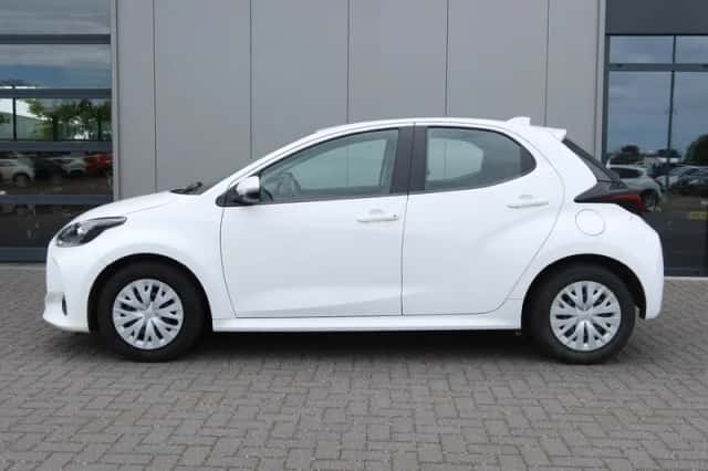 Toyota Yaris (2020) thumbnail 3