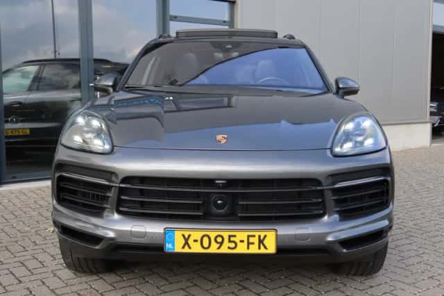 Porsche Cayenne (2021) thumbnail 2