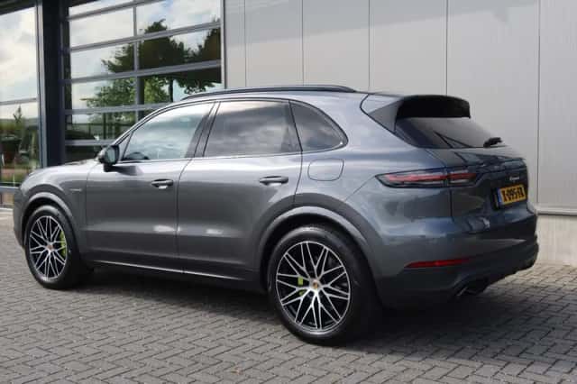 Porsche Cayenne (2021) thumbnail 4