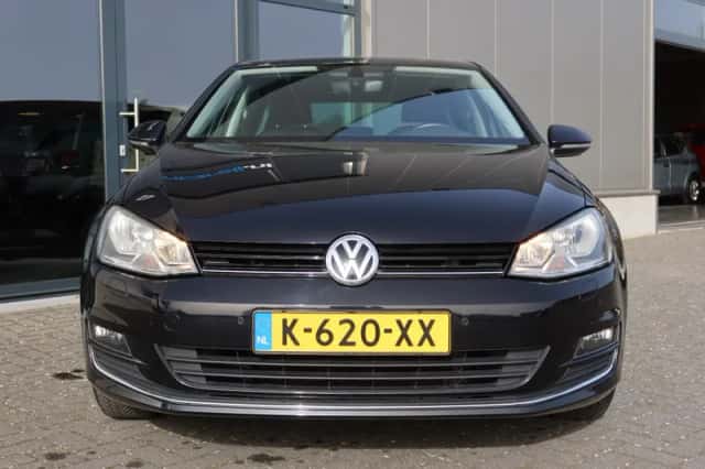 Volkswagen Golf (2016) thumbnail 2