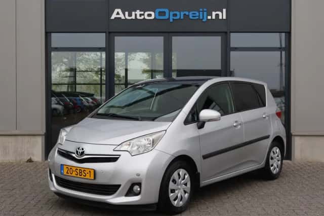 Toyota Verso (2011) thumbnail 1