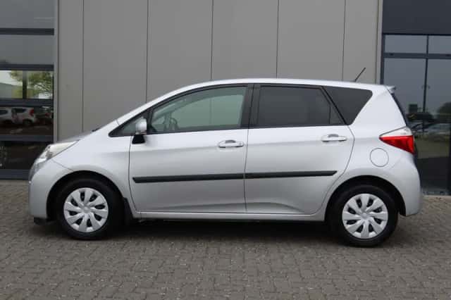 Toyota Verso (2011) thumbnail 3