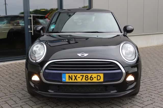MINI Cooper (2017) thumbnail 2