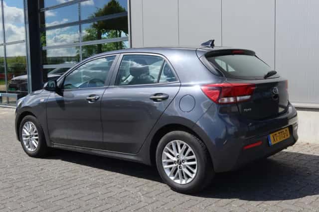 Kia Rio (2019) thumbnail 4