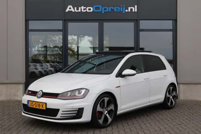 Volkswagen Golf (2015) thumbnail 1