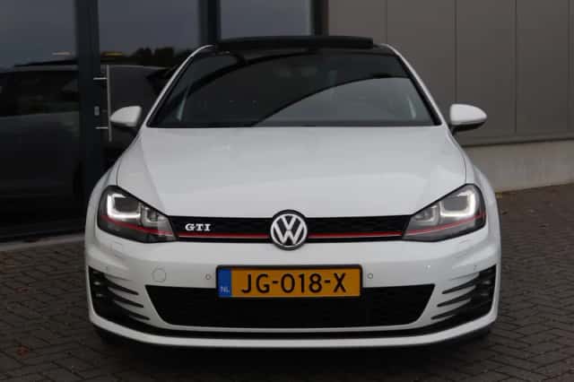 Volkswagen Golf (2015) thumbnail 2