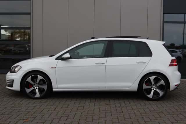 Volkswagen Golf (2015) thumbnail 3