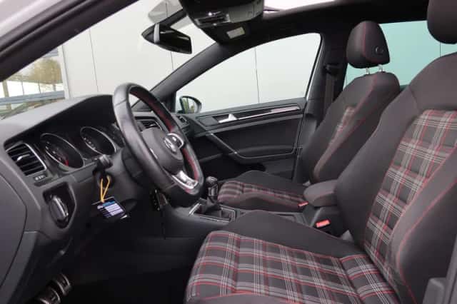Volkswagen Golf (2015) thumbnail 5