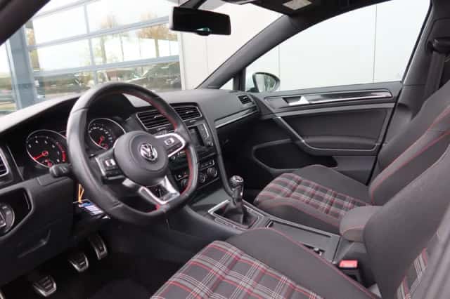 Volkswagen Golf (2015) thumbnail 6
