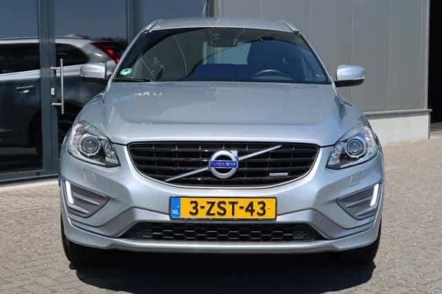 Volvo XC60 (2015) thumbnail 2