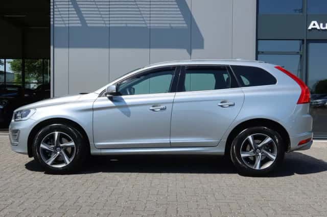 Volvo XC60 (2015) thumbnail 3