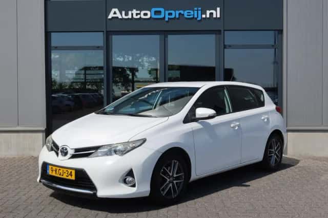 Toyota Auris (2013) thumbnail 1
