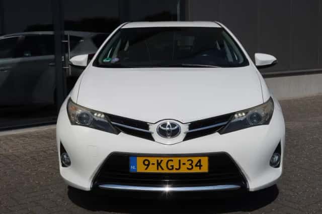 Toyota Auris (2013) thumbnail 2