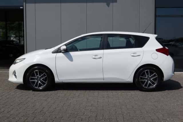 Toyota Auris (2013) thumbnail 3