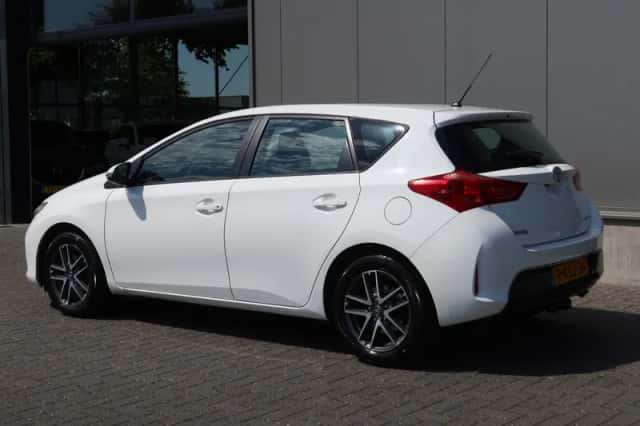 Toyota Auris (2013) thumbnail 4