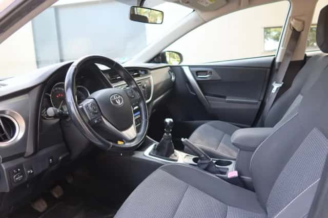 Toyota Auris (2013) thumbnail 6