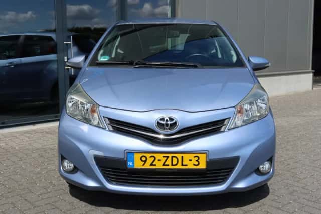 Toyota Yaris (2012) thumbnail 2