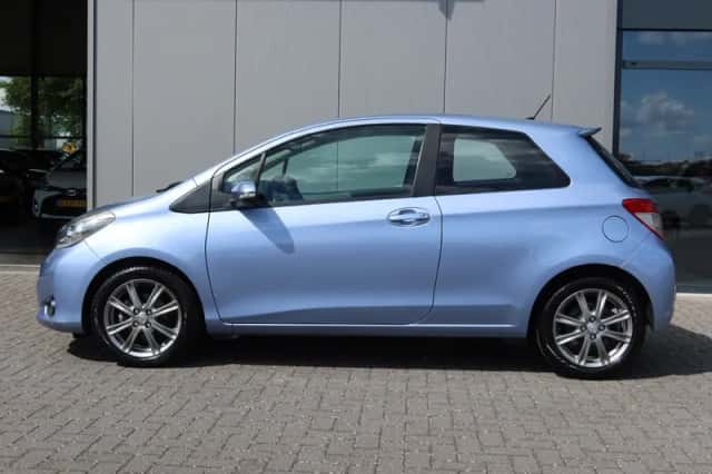 Toyota Yaris (2012) thumbnail 3