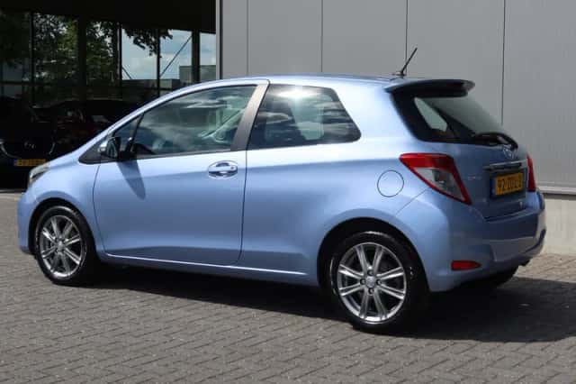Toyota Yaris (2012) thumbnail 4