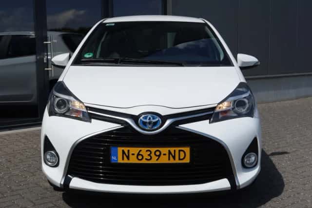 Toyota Yaris (2016) thumbnail 2