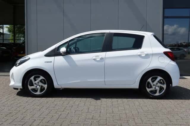 Toyota Yaris (2016) thumbnail 3