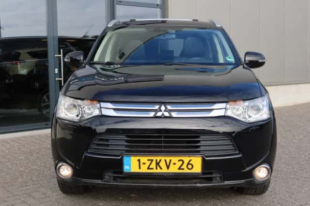Mitsubishi Outlander (2015) thumbnail 2