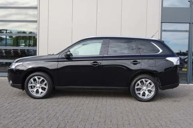 Mitsubishi Outlander (2015) thumbnail 3