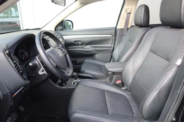 Mitsubishi Outlander (2015) thumbnail 5