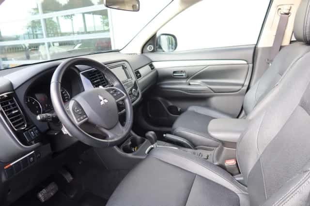Mitsubishi Outlander (2015) thumbnail 6