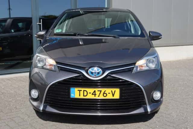Toyota Yaris (2016) thumbnail 2